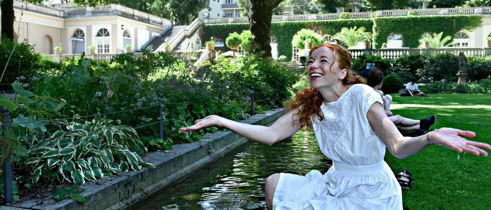 Die Schauspielerin Marleen Lohse im Körnerpark in Berlin Neukölln.