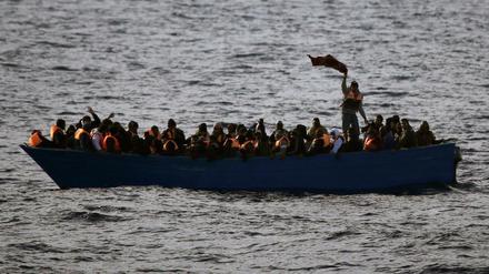 Flüchtlinge aus Afrika in einem Boot auf dem Mittelmeer (Archivbild von 2017) 