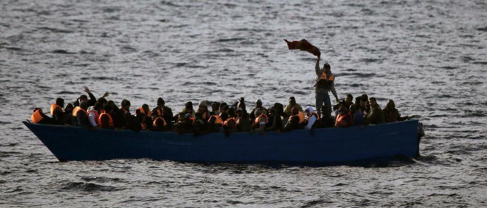 Flüchtlinge aus Afrika in einem Boot auf dem Mittelmeer (Archivbild von 2017)