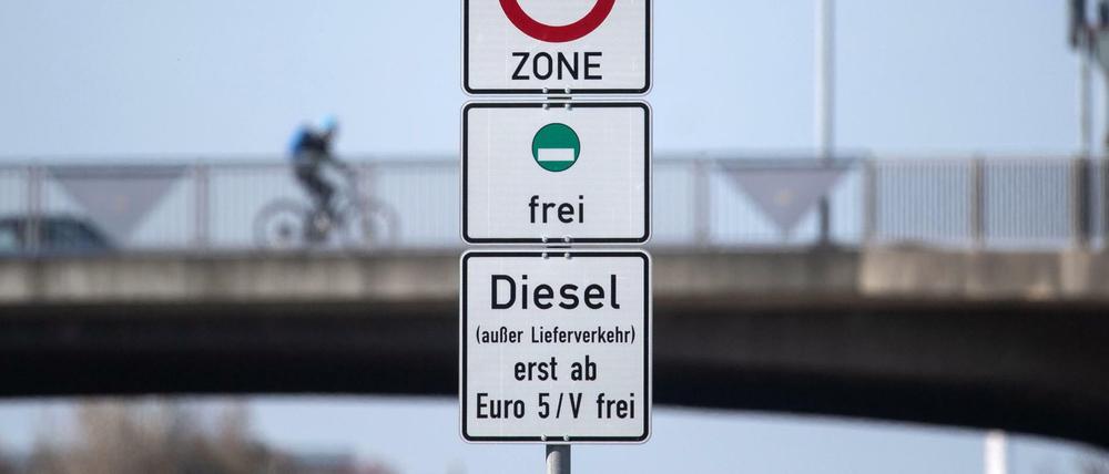 Ein Schild weist auf das Diesel-Fahrverbot für Dieselfahrzeuge unter Euro 5 hin.