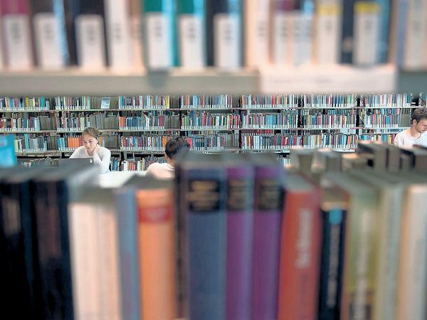 Zwischen den Zeilen. In der Amerika Gedenkbibliothek kann man schmökern statt zu schwitzen.