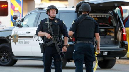 Polizisten nahe dem Tatort in Gilroy