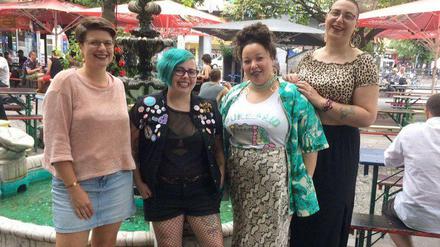 Lisa Haring, Feo Brandt, Maria González Leal und Leonie Schäfer vor dem Südblock.