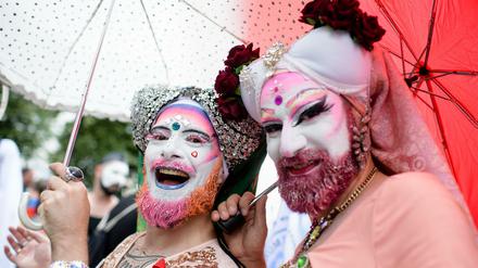 Queere Freude unterm Regenbogen.