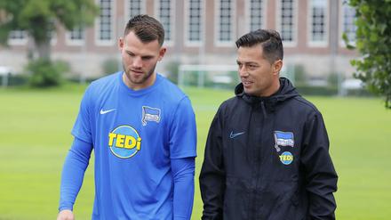 "Ein absoluter Allrounder". Herthas Trainer Ante Covic (r.) lobt seinen Neuzugang Eduard Löwen.