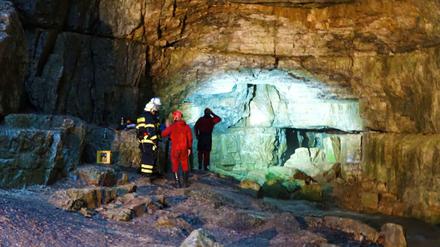 Einsatzkräfte der Bergwacht und Feuerwehrleute sind an der Falkensteiner Höhle im Einsatz. 