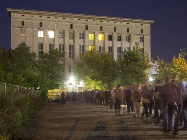 Rein ins kühle Krass. Wer die Schlange hinter sich hat, kann im Garten des Berghain tanzen und dabei duschen.