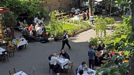 Bleibt Berlin hoffentlich erhalten: Das Restaurant von "Clärchens Ballhaus" mit seinem begrünten Hof mitten in Mitte.