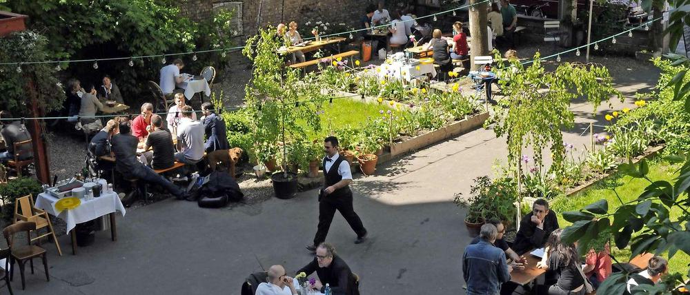 Bleibt Berlin hoffentlich erhalten: Das Restaurant von "Clärchens Ballhaus" mit seinem begrünten Hof mitten in Mitte.