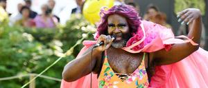 Le Gateau Chocolat bei einer Performance am Weiher vor dem Festspielhaus.