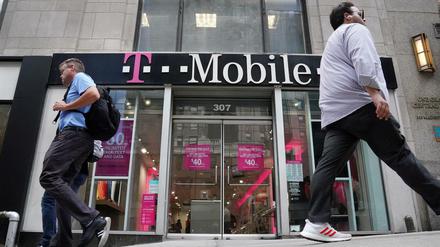 T-Mobile, hier ein Laden in New York, darf den Konkurrenten Sprint übernehmen.