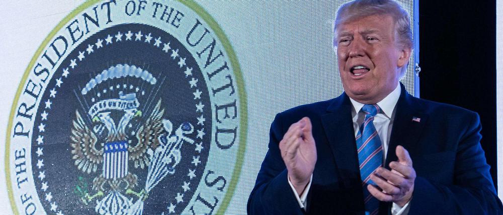 US-Präsident Donald Trump vor dem falschen Wappen