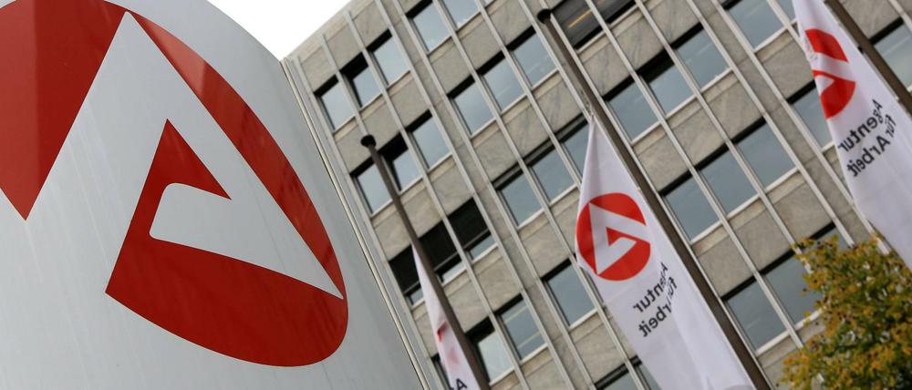 Das Logo der Bundesagentur für Arbeit auf dem Gelände des Arbeitsamtes in Bergisch Gladbach ( Rheinland / NRW ).