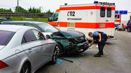 Rettungskräfte stehen am Sonntag an der Unfallstelle auf der Autobahn 3 bei Wiesbaden. Ein illegales Wettrennen soll zu einer Massenkarambolage geführt haben.