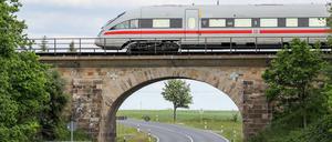 Ein ICE fährt über die älteste noch in Betrieb befindliche Eisenbahnbrücke Deutschlands bei Wurzen.