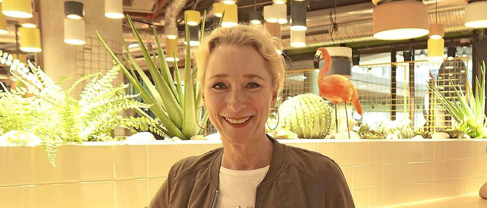 Bikini-Berlin-Chefin Antje Leinemann im überdachten Streetfood-Markt „Kantini“.