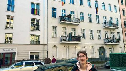 Bekenntnis. Vor zwei Jahren zog Jo Heidner in die Thulestraße und seither hängen die Regenbogenfarben am Haus. 