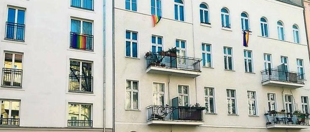 Bekenntnis. Vor zwei Jahren zog Jo Heidner in die Thulestraße und seither hängen die Regenbogenfarben am Haus.