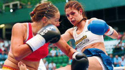 Mit dem ganzen Körper. Die 16-fache Weltmeisterin Marie Lang (r.) teilt aus und steckt ein.