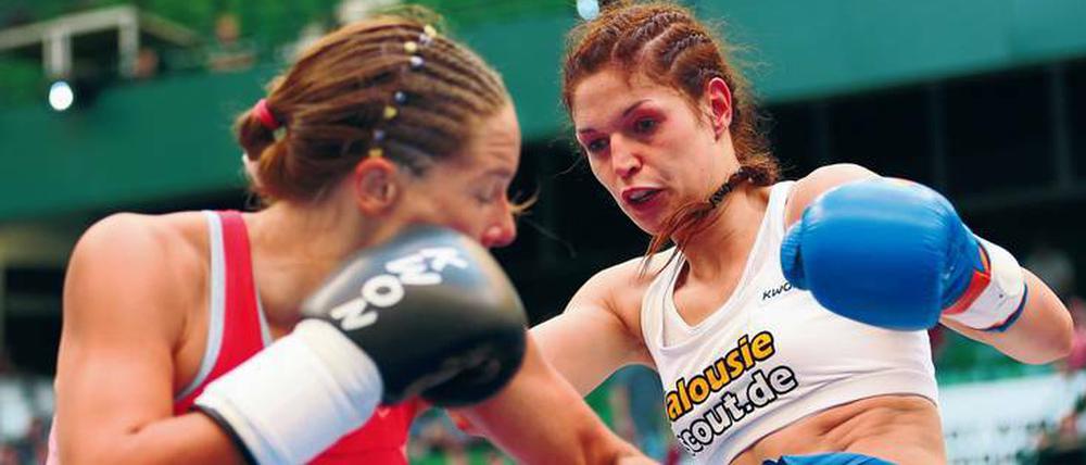 Mit dem ganzen Körper. Die 16-fache Weltmeisterin Marie Lang (r.) teilt aus und steckt ein.