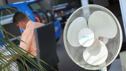 Ein Ventilator bringt Abkühlung im Büro.