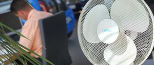 Ein Ventilator bringt Abkühlung im Büro.