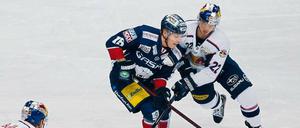 Charlie Jahnke (Bildmitte, in Blau) spielte 55 Mal für die Eisbären in der Deutschen Eishockey-Liga und traf dabei genau einmal. Diese Bilanz will er in Düsseldorf aufbessern.