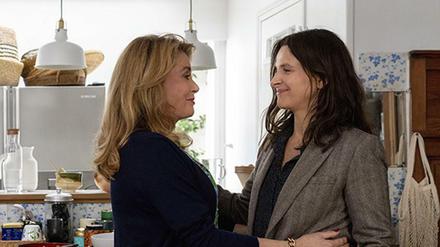 Juliette Binoche (re.) und Catherine Deneuve spielen die Hauptrollen im Eröffnungsfilm "La Vérité".