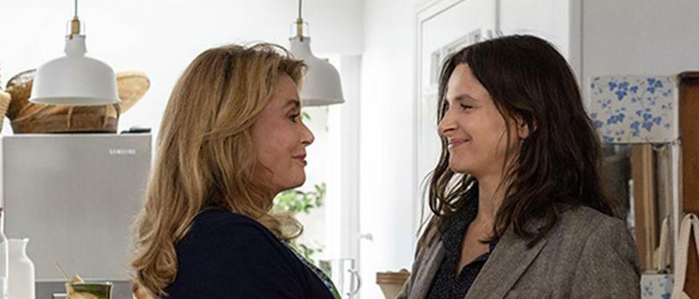 Juliette Binoche (re.) und Catherine Deneuve spielen die Hauptrollen im Eröffnungsfilm "La Vérité".
