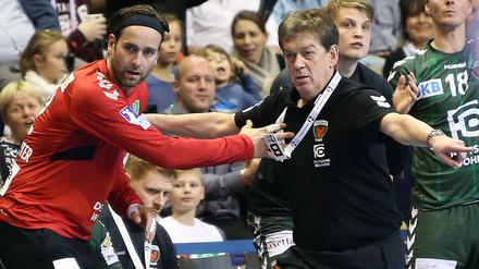 Konfliktpotenzial. Trainer Velimir Petkovic (l.) ist bei den Torhütern um Silvio Heinevetter als Moderator gefragt.