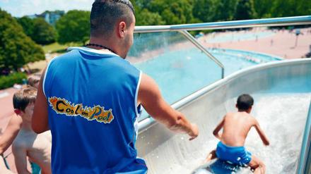 Seit 2011 sind die Konfliktlotsen des Projekts „Bleib cool am Pool“ in Berlins Sommerbädern im Einsatz.
