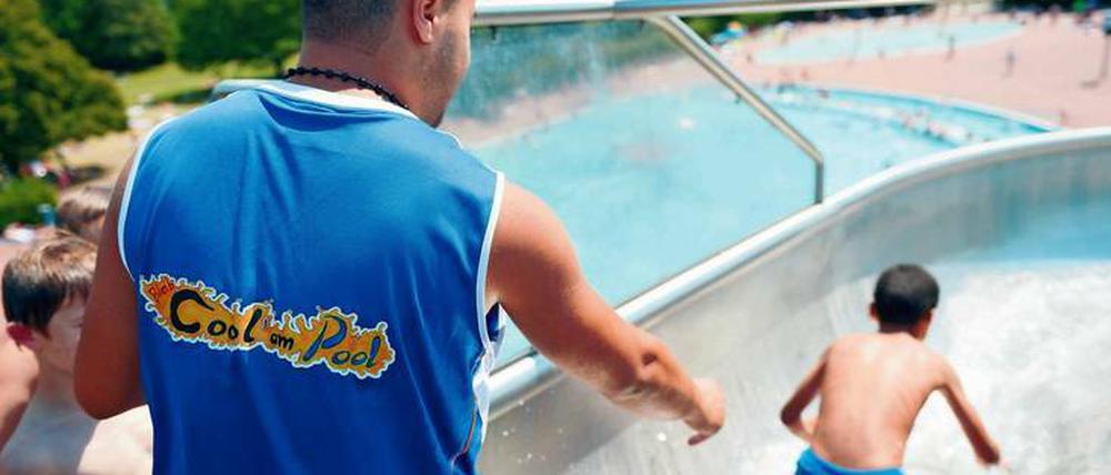 Seit 2011 sind die Konfliktlotsen des Projekts „Bleib cool am Pool“ in Berlins Sommerbädern im Einsatz.
