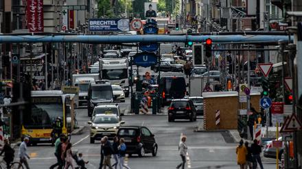 Reger Autoverkehr herrscht auf der Friedrichstraße.