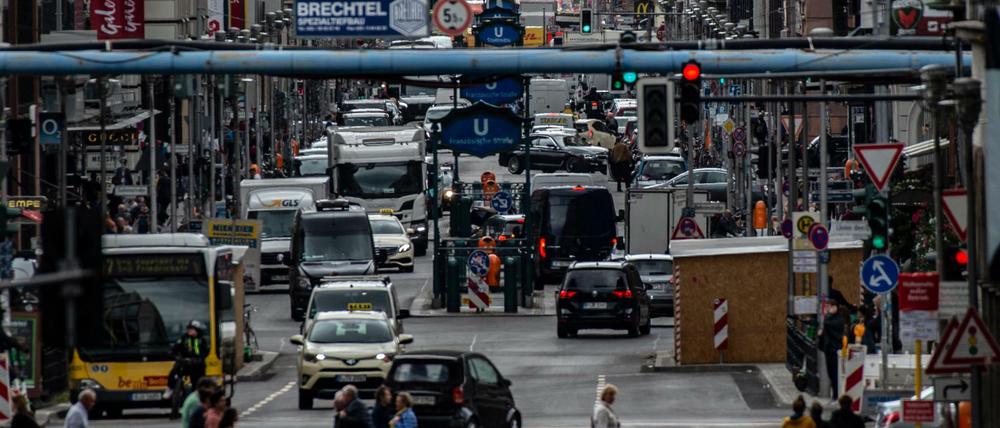 Reger Autoverkehr herrscht auf der Friedrichstraße.