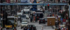 Reger Autoverkehr herrscht auf der Friedrichstraße.