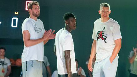 Vergangenheit, Gegenwart und Zukunft des deutschen Basketball. Dirk Nowitzki (l-r), Dennis Schröder und Moritz Wagner im Rahmen eines Basketballfestivals.