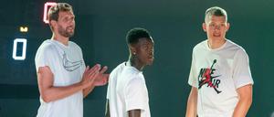 Vergangenheit, Gegenwart und Zukunft des deutschen Basketball. Dirk Nowitzki (l-r), Dennis Schröder und Moritz Wagner im Rahmen eines Basketballfestivals.