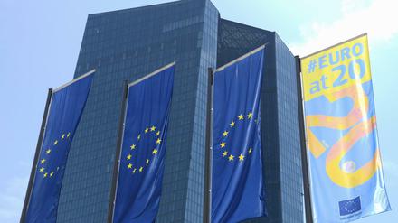 Fahnen wehen vor der Zentrale der Europäischen Zentralbank (EZB) im Frankfurter Osten.