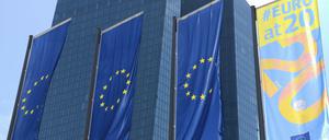 Fahnen wehen vor der Zentrale der Europäischen Zentralbank (EZB) im Frankfurter Osten.