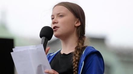 Greta Thunberg, Klimaaktivistin und Schülerin aus Schweden, spricht während des Fridays for Future - Klimastreiks für die Umsetzung des Pariser Weltklimaabkommens auf der Bühne.