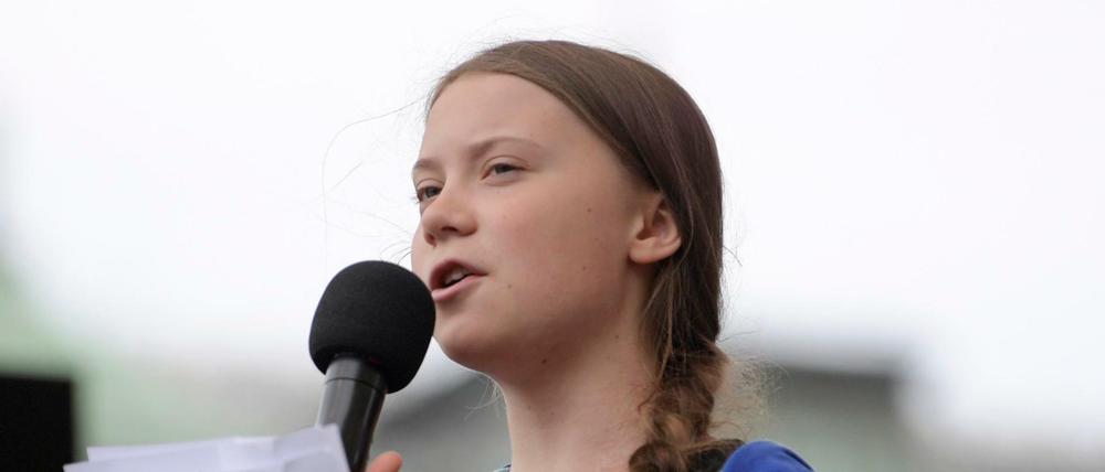 Greta Thunberg, Klimaaktivistin und Schülerin aus Schweden, spricht während des Fridays for Future - Klimastreiks für die Umsetzung des Pariser Weltklimaabkommens auf der Bühne.