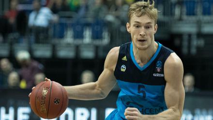 Ist und bleibt Berliner. Niels Giffey hat bei Alba Berlin verlängert.