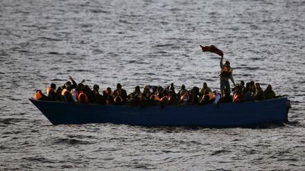 Ein Migrantenboot auf dem Weg von Afrika nach Europa. 