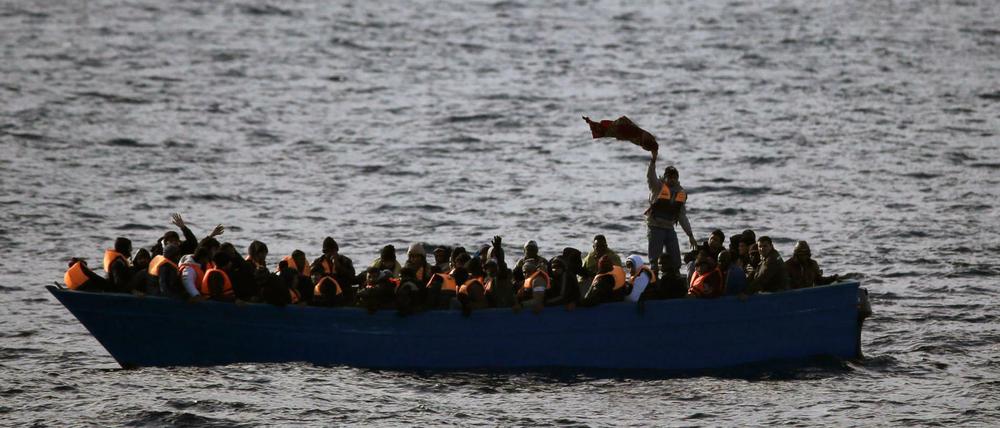 Ein Migrantenboot auf dem Weg von Afrika nach Europa.