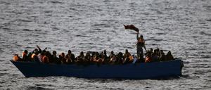 Ein Migrantenboot auf dem Weg von Afrika nach Europa. 