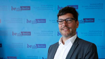 Berlins Justizsenator Dirk Behrendt will, dass Inhaftierte mit ihren Angehörigen per Skype in Kontakt bleiben können.