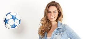 "Sportschau"-Moderatorin Julia Scharf scheint mehr am Fußball zu hängen als am E-Sport