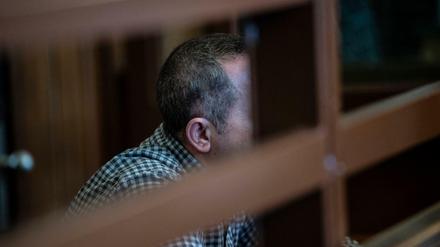 Der Angeklagte im Gerichtssaal. Dem 44-Jährigen wird zur Last gelegt, die 14-jährige Georgine Krüger vergewaltigt und erwürgt zu haben.