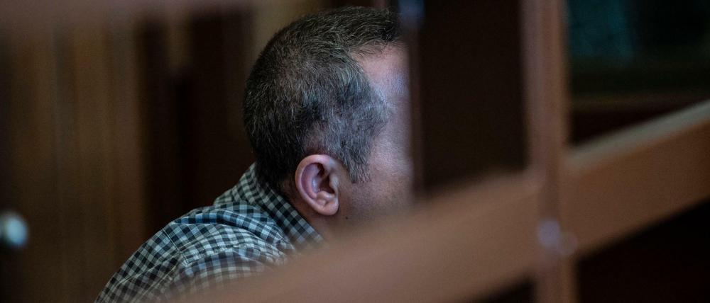 Der Angeklagte im Gerichtssaal. Dem 44-Jährigen wird zur Last gelegt, die 14-jährige Georgine Krüger vergewaltigt und erwürgt zu haben.