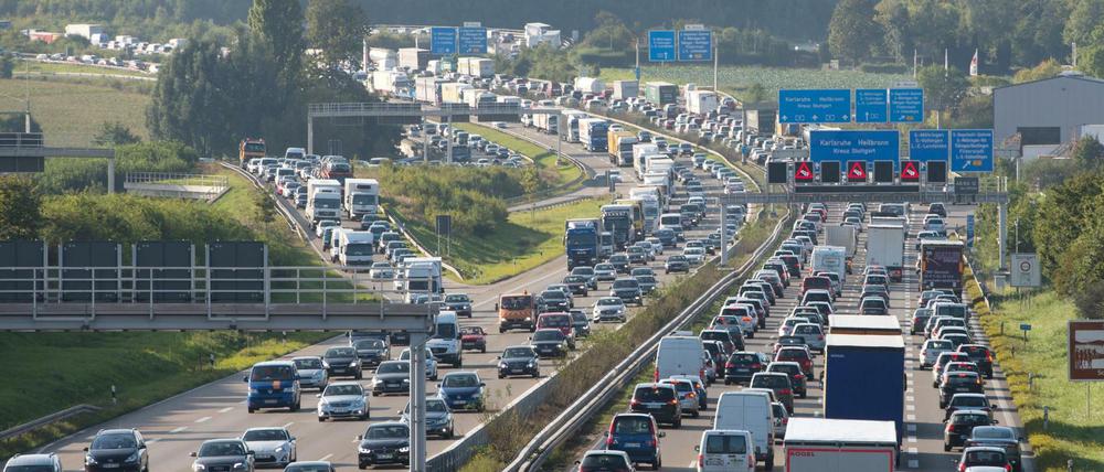 Autos stehen auf der Autobahn 8 bei Stuttgart (Baden-Württemberg) in beiden Fahrtrichtungen im Stau.